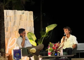 Davide Simone Cavallo intervistato da Fabio Vitale sul palco durante un incontro pubblico