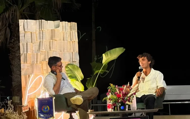 Davide Simone Cavallo intervistato da Fabio Vitale sul palco durante un incontro pubblico