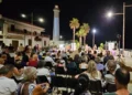 Pubblico seduto in Piazza Belvedere a Punta Secca durante un incontro serale di Libri d'aMare
