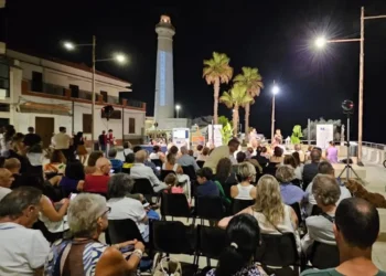 Pubblico seduto in Piazza Belvedere a Punta Secca durante un incontro serale di Libri d'aMare