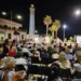 Pubblico seduto in Piazza Belvedere a Punta Secca durante un incontro serale di Libri d'aMare
