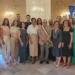 Gruppo di circa venti persone in posa nella Sala degli Specchi di Palazzo Iacono a Vittoria, con fascia tricolore e gonfalone del Comune
