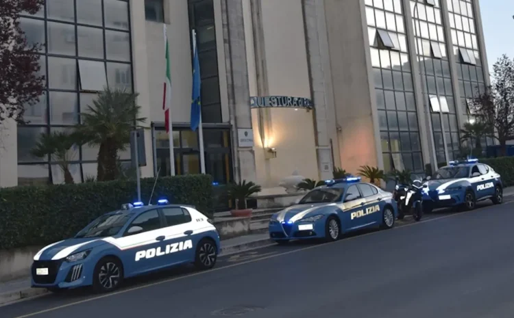 Tre auto della Polizia di Stato parcheggiate davanti alla Questura di Ragusa