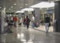 Passeggeri in attesa nella sala partenze dell'aeroporto di Comiso durante l'emergenza dei voli dirottati da Catania.