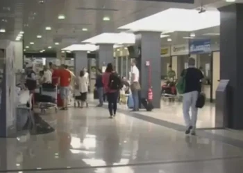 Passeggeri in attesa nella sala partenze dell'aeroporto di Comiso durante l'emergenza dei voli dirottati da Catania.