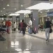 Passeggeri in attesa nella sala partenze dell'aeroporto di Comiso durante l'emergenza dei voli dirottati da Catania.