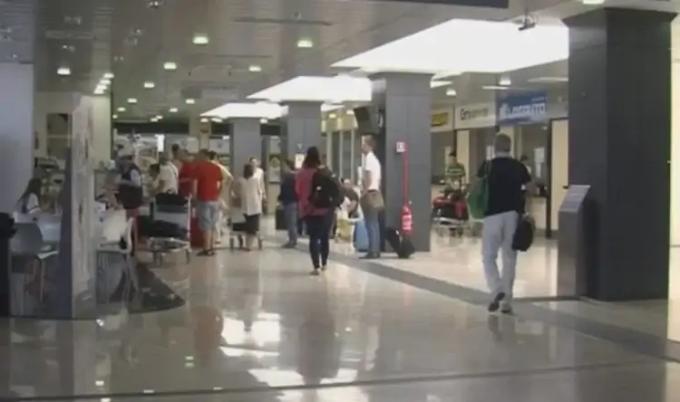 Passeggeri in attesa nella sala partenze dell'aeroporto di Comiso durante l'emergenza dei voli dirottati da Catania.