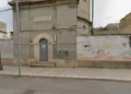 Vecchio edificio in pietra con la scritta «serbatoio»