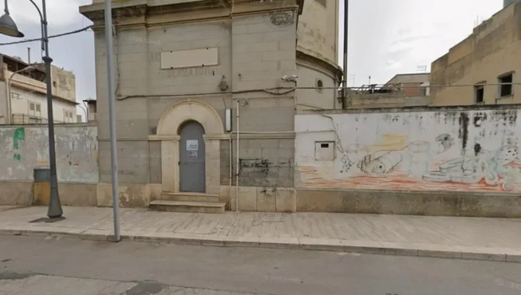 Vecchio edificio in pietra con la scritta «serbatoio»