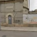 Vecchio edificio in pietra con la scritta «serbatoio»