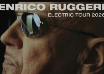 Primo piano di Enrico Ruggeri con occhiali da sole sulla locandina dell'Electric Tour 2026
