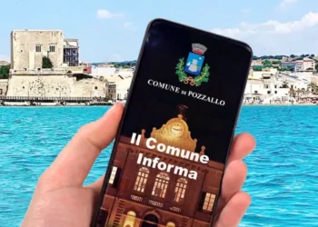Comune di Pozzallo sullo sfondo il castello e il litorale cittadino.