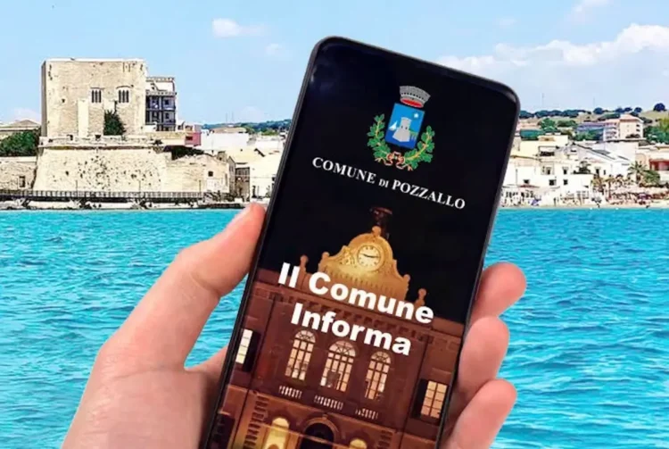 Comune di Pozzallo sullo sfondo il castello e il litorale cittadino.