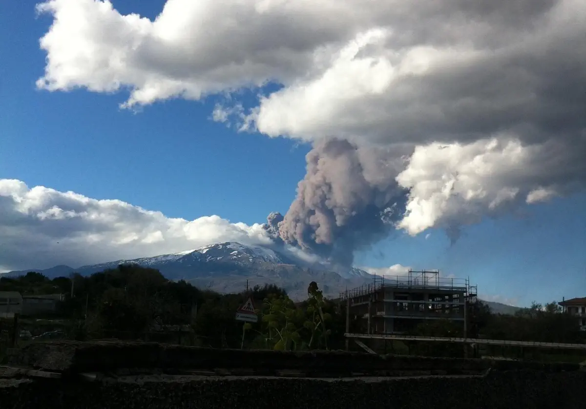 eruzione Etna voli cancellati cenere vulcanica aeroporto Catania