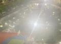 Area giochi e campo sportivo dell'ex mercato ortofrutticolo di Modica illuminati di notte da forti faretti esterni.