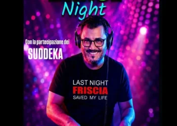 Locandina della serata danzante con un dj in cuffie e maglietta nera, sfondo viola con luci e la scritta Suddeka.