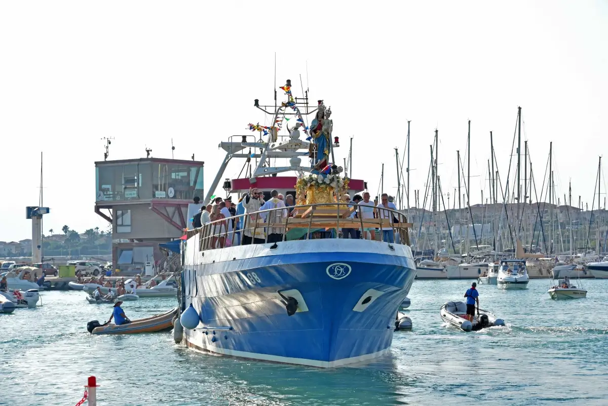 Marina di Ragusa, il vescovo La Placa presiede la vigilia dell’Assunta: processione e fiaccolata il 14 agosto