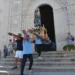 Portatori in maglietta azzurra trasportano la statua di Maria Santissima di Portosalvo fuori dalla chiesa, Marina di Ragusa.