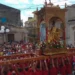 Il fercolo dorato di San Bartolomeo portato a spalla dai fedeli tra la folla nelle vie di Giarratana