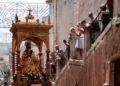 Simulacro dorato di San Bartolomeo in processione tra i vicoli, fedeli fotografano dai balconi