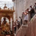 Simulacro dorato di San Bartolomeo in processione tra i vicoli, fedeli fotografano dai balconi