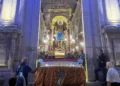 Simulacro di San Vito Martire addobbato sul fercolo dorato nella chiesa di Chiaramonte Gulfi, fedeli intorno al carro