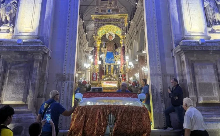Simulacro di San Vito Martire addobbato sul fercolo dorato nella chiesa di Chiaramonte Gulfi, fedeli intorno al carro