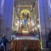 Simulacro di San Vito Martire addobbato sul fercolo dorato nella chiesa di Chiaramonte Gulfi, fedeli intorno al carro