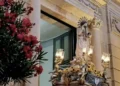 Il simulacro del Santissimo Salvatore su vara dorata con girasoli, illuminato da ceri, davanti alla facciata della chiesa madre di Chiaramonte Gulfi.