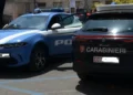 Auto della Polizia di Stato e dei Carabinieri affiancate in una via cittadina