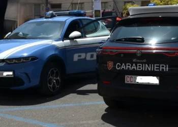 Auto della Polizia di Stato e dei Carabinieri affiancate in una via cittadina