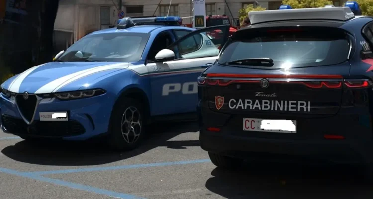 Auto della Polizia di Stato e dei Carabinieri affiancate in una via cittadina