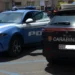 Auto della Polizia di Stato e dei Carabinieri affiancate in una via cittadina