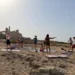 Gruppo di persone con tappetini da yoga davanti alla Fornace di Punta Pisciotto a Sampieri, durante le riprese di Rai Uno.