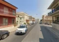 Fiancata di un'auto della Polizia Locale, primo piano dello sportello anteriore con scritta blu su fondo bianco.