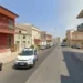 Fiancata di un'auto della Polizia Locale, primo piano dello sportello anteriore con scritta blu su fondo bianco.