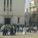 Feretro con fiori bianchi portato in piazza davanti alla chiesa di Santa Maria di Portosalvo a Scoglitti