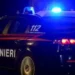 Auto dei carabinieri con i lampeggianti blu accesi durante un intervento notturno