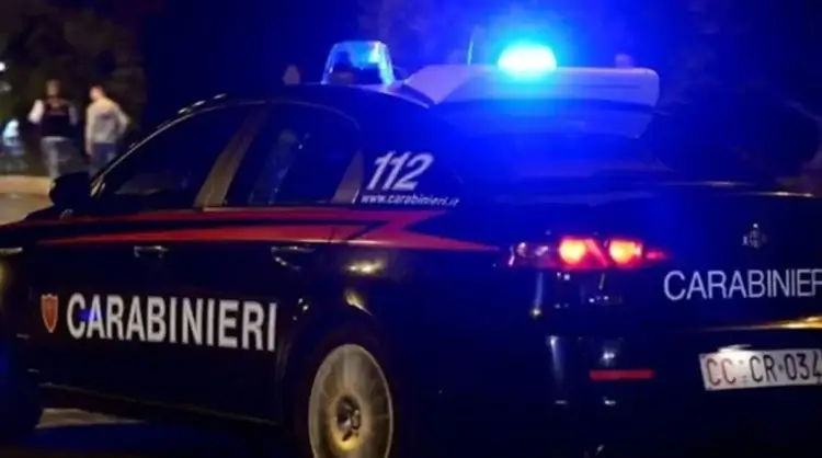 Auto dei carabinieri con i lampeggianti blu accesi durante un intervento notturno