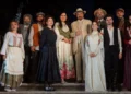 Il cast de Il Gabbiano in costume di scena sulla scalinata del Castello di Donnafugata, Palchi Diversi Estate 2026.