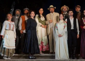 Il cast de Il Gabbiano in costume di scena sulla scalinata del Castello di Donnafugata, Palchi Diversi Estate 2026.