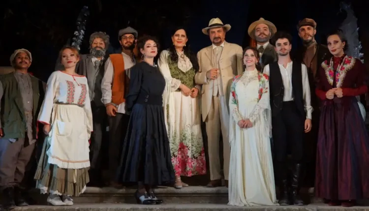Il cast de Il Gabbiano in costume di scena sulla scalinata del Castello di Donnafugata, Palchi Diversi Estate 2026.