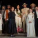 Il cast de Il Gabbiano in costume di scena sulla scalinata del Castello di Donnafugata, Palchi Diversi Estate 2026.