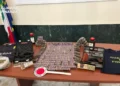 Panetti di hashish, due pistole e munizioni sequestrati dalla Guardia di Finanza di Ragusa.