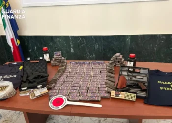 Panetti di hashish, due pistole e munizioni sequestrati dalla Guardia di Finanza di Ragusa.