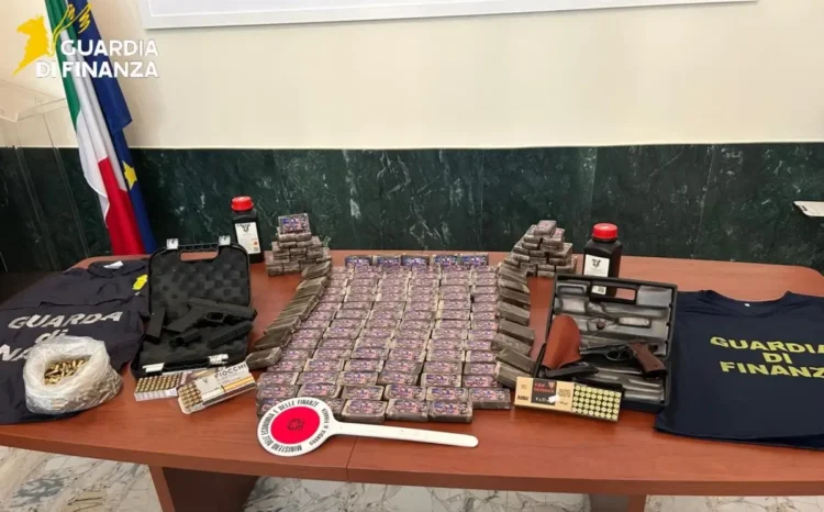 Panetti di hashish, due pistole e munizioni sequestrati dalla Guardia di Finanza di Ragusa.
