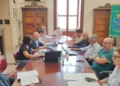Sindaci e amministratori riuniti al tavolo durante l'assemblea dei soci di Iblea Acque a Palazzo dell'Aquila, a Ragusa.