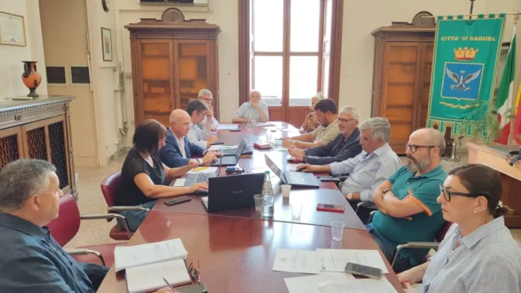 Sindaci e amministratori riuniti al tavolo durante l'assemblea dei soci di Iblea Acque a Palazzo dell'Aquila, a Ragusa.