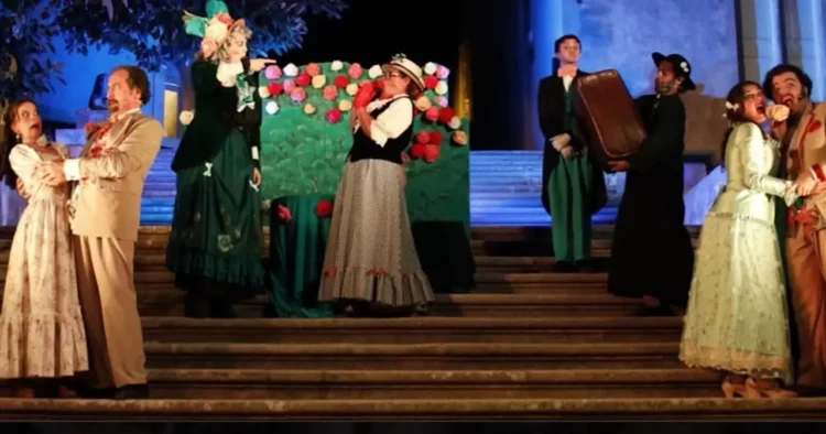 Attori in costume vittoriano recitano sulla scalinata del Castello di Donnafugata durante lo spettacolo teatrale