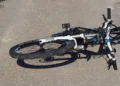 Bicicletta caduta sull’asfalto dopo un incidente